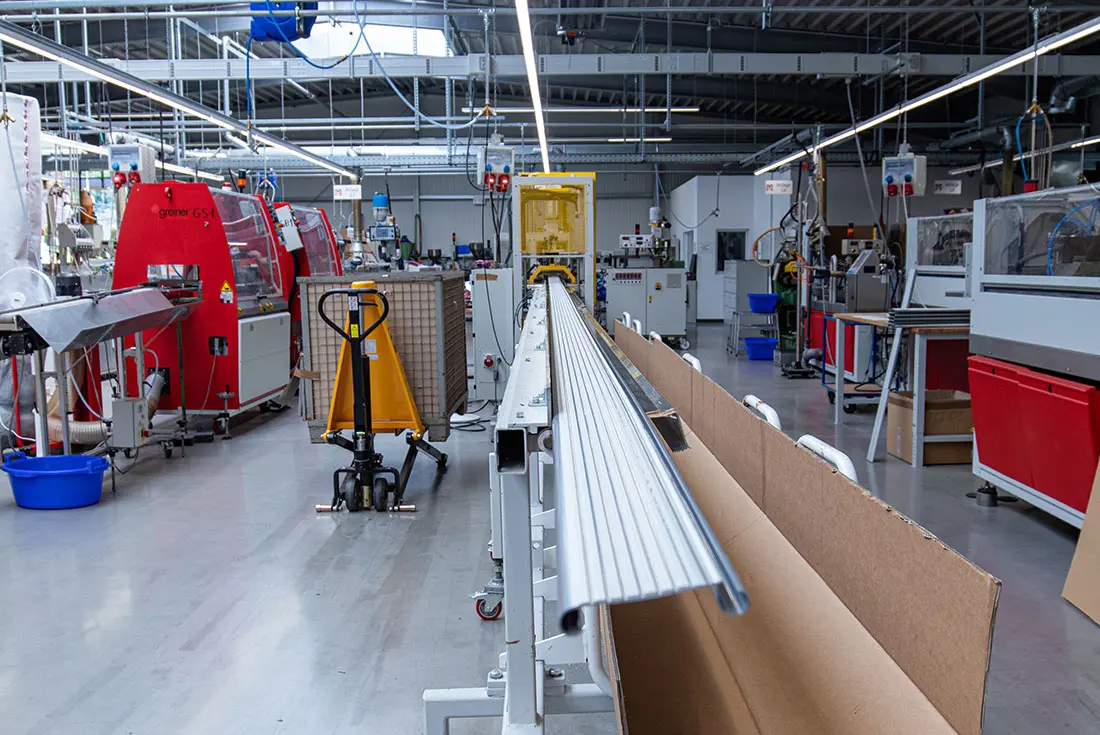 Blick auf Extrusionslinien in der Produktionshalle