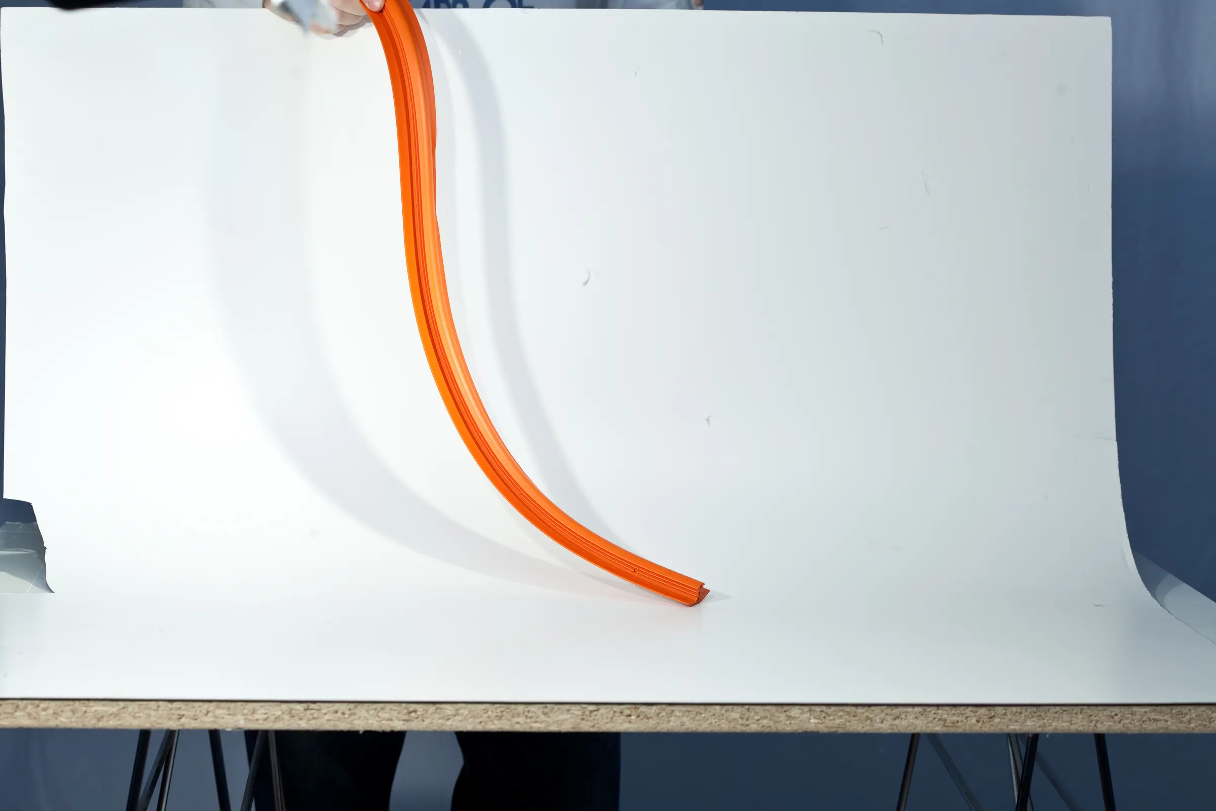 Transparentes Kunststoffprofil im Studio
